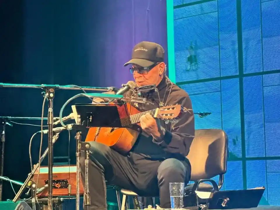 León Gieco se presentó en Tres Arroyos ante un Teatro colmado