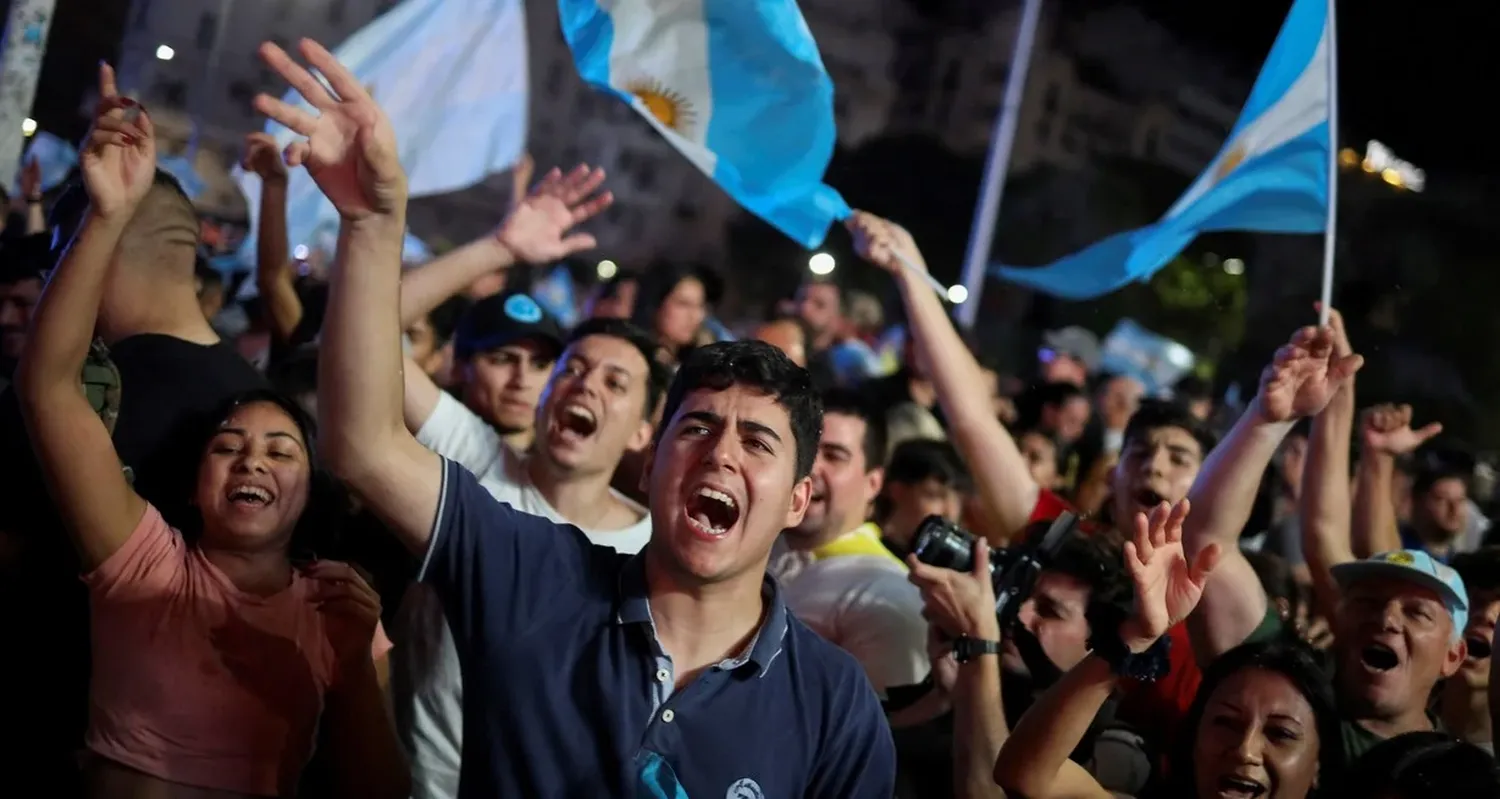 Jóvenes celebraron el triunfo de La Libertad Avanza.