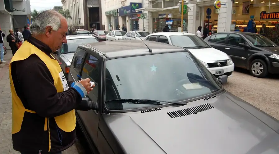 Cobradores de estacionamiento contra el proyecto de parquímetros