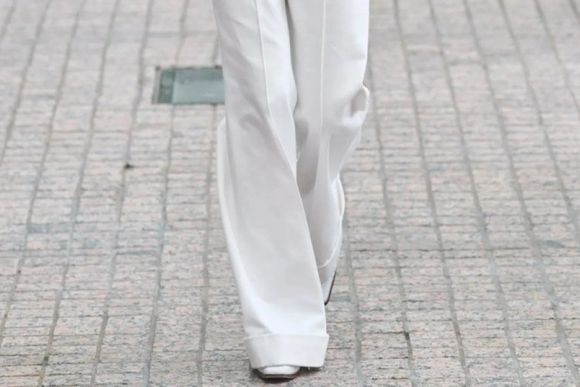 Los sastreros blancos son los pantalones ideales para un look elegante