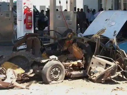 Explotó un auto mientras cargaba GNC y una mujer está muy grave