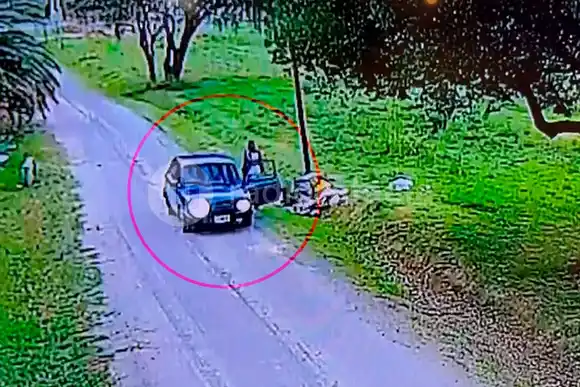 VIDEO | Fue con el auto lleno de basura y la “descargó” en un lote del barrio Brigadier López