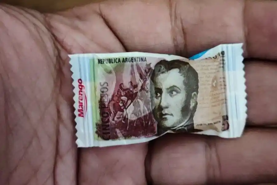 San Martín, ahora en caramelos: una empresa de la ciudad rescató el billete de $5 para usarlos como vuelto