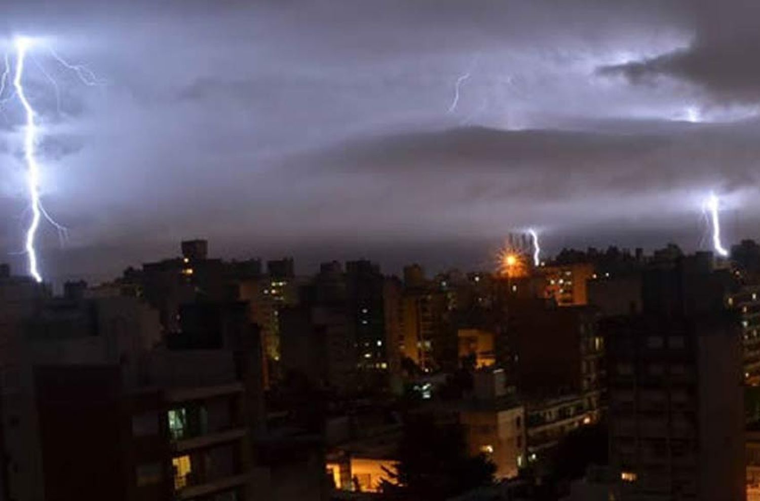 Rosario bajo alerta meteorológico por tormentas con fuerte actividad eléctrica y caída de granizo
