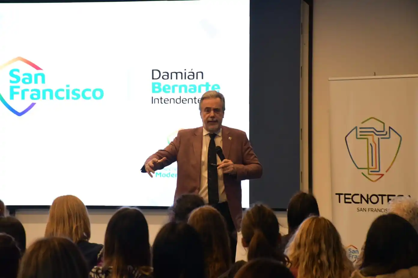 La charla estuvo a cargo del abogado  especializado en el tema, Horacio Botta Bernaus