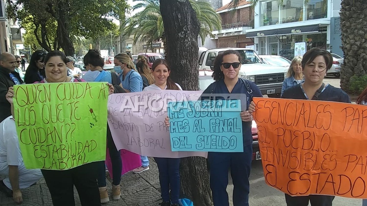 Trabajadores y personal de salud reclamaron sueldos dignos y estabilidad laboral