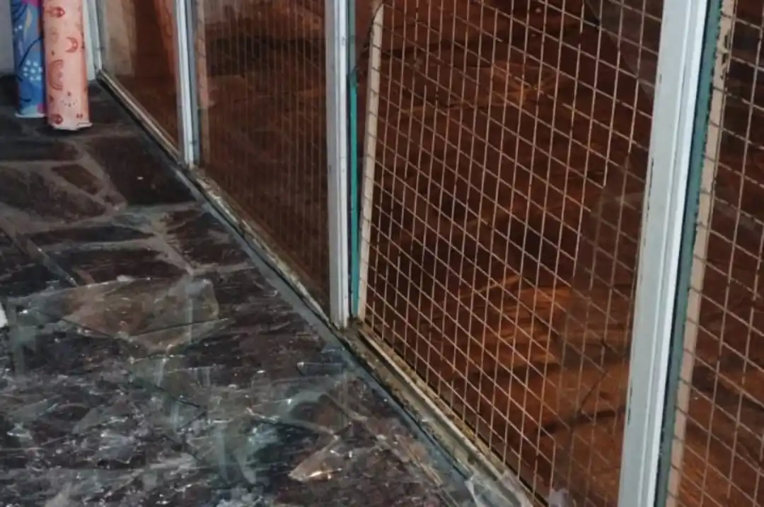 Los delincuentes forzaron la reja y dañaron un vidrio para entrar al local.