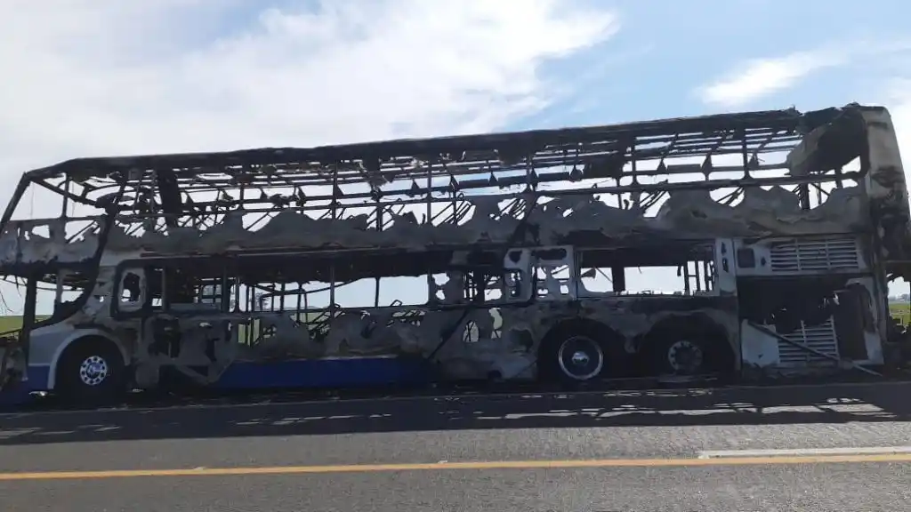 El incendio del micro de El Rápido en imágenes y videos