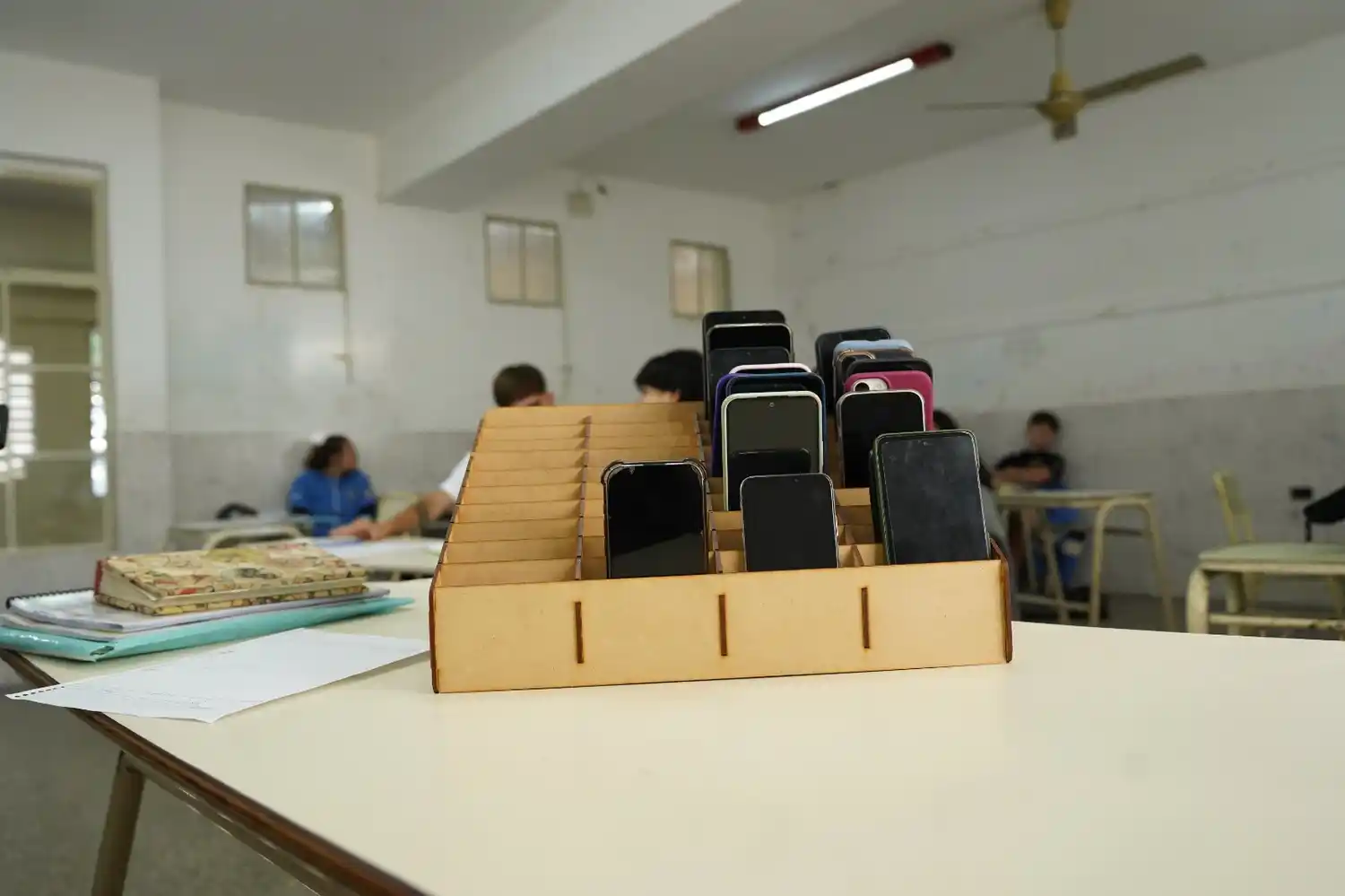 Los cofres permiten que los celulares permanezcan guardados durante las clases.