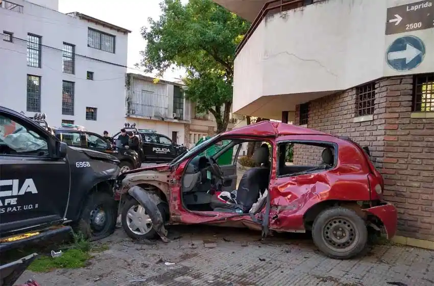 Un auto quedó destrozado y dos mujeres resultaron heridas tras chocar con un patrullero