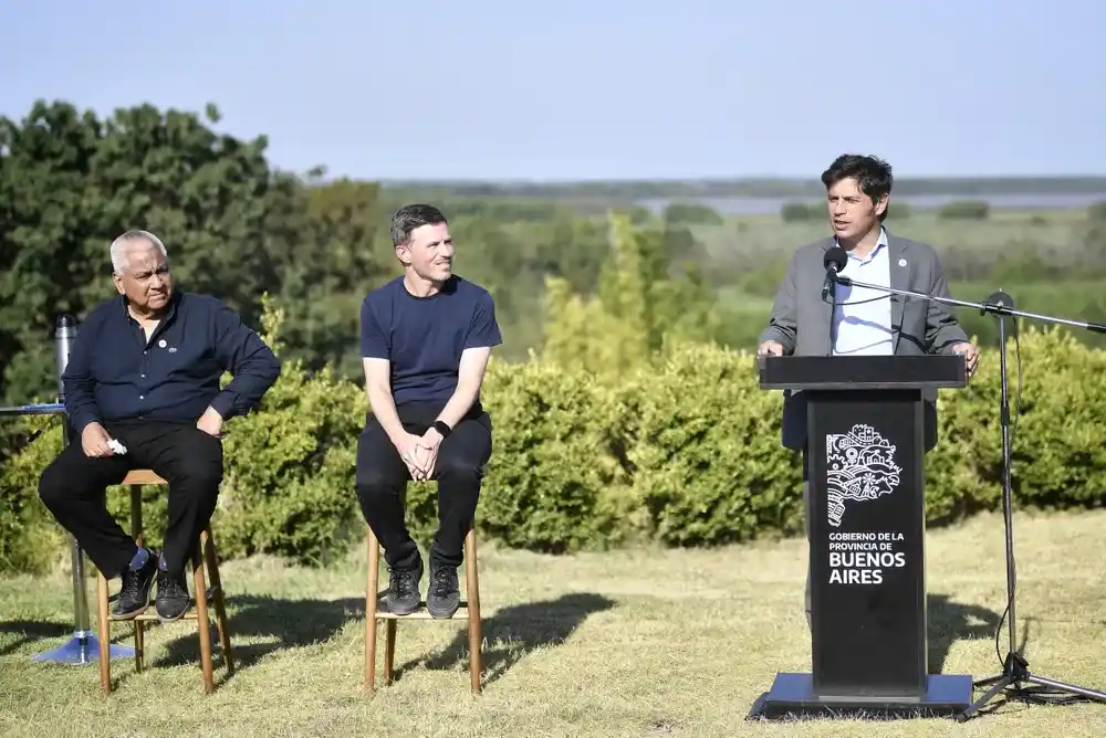 Axel Kicillof, con Cecilio Salazar y Augusto Costa en San Pedro.