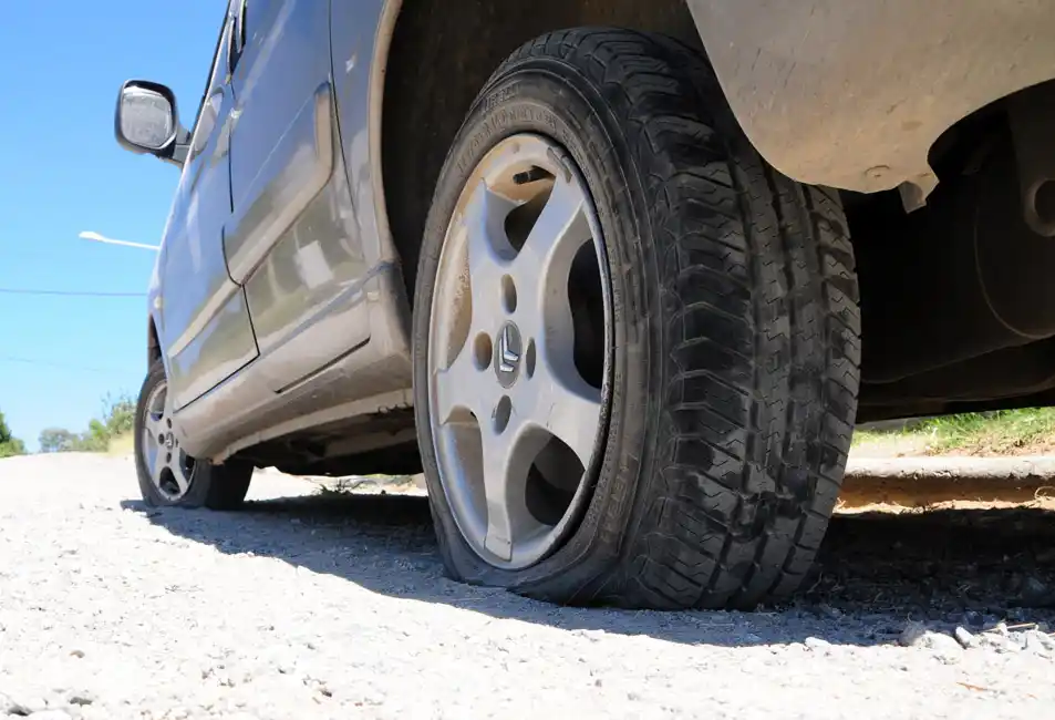 Siete autos estacionados en Pasaje Favaloro al 500 amanecieron con las ruedas en llanta