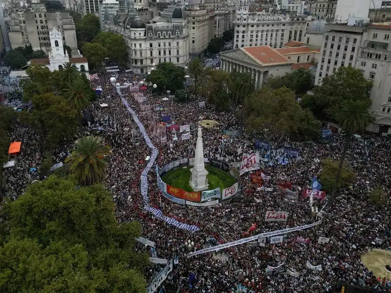 Multitudinaria marcha a la Plaza de Mayo con un discurso muy crítico del Gobierno