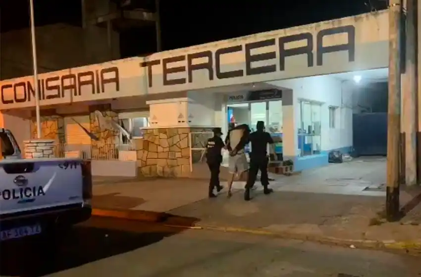 Armado, rompió varias vidrieras del Centro comercial del Puerto