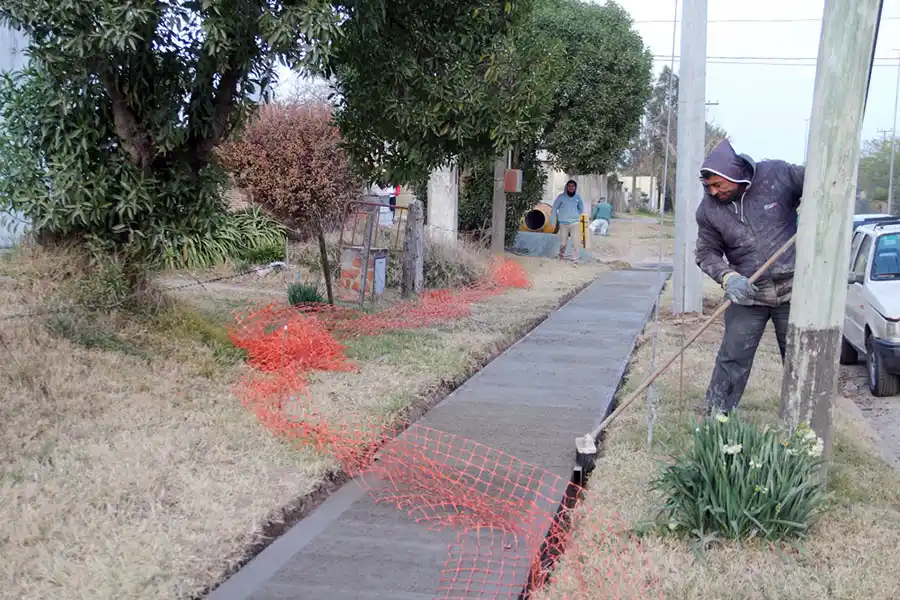 Construyen veredas en Lobería