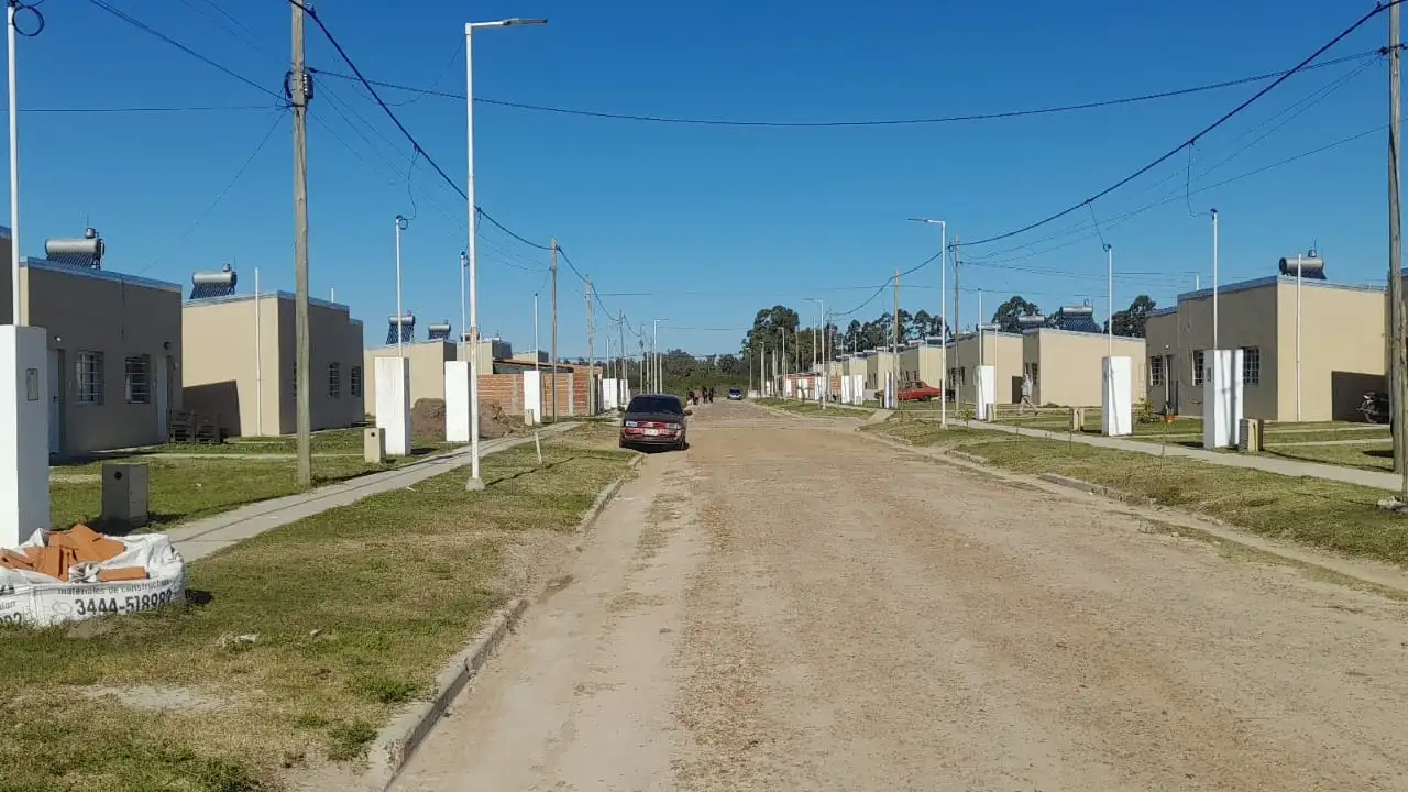 Vecinos del Barrio 100 Viviendas denuncian fallas estructurales y temor a desalojos