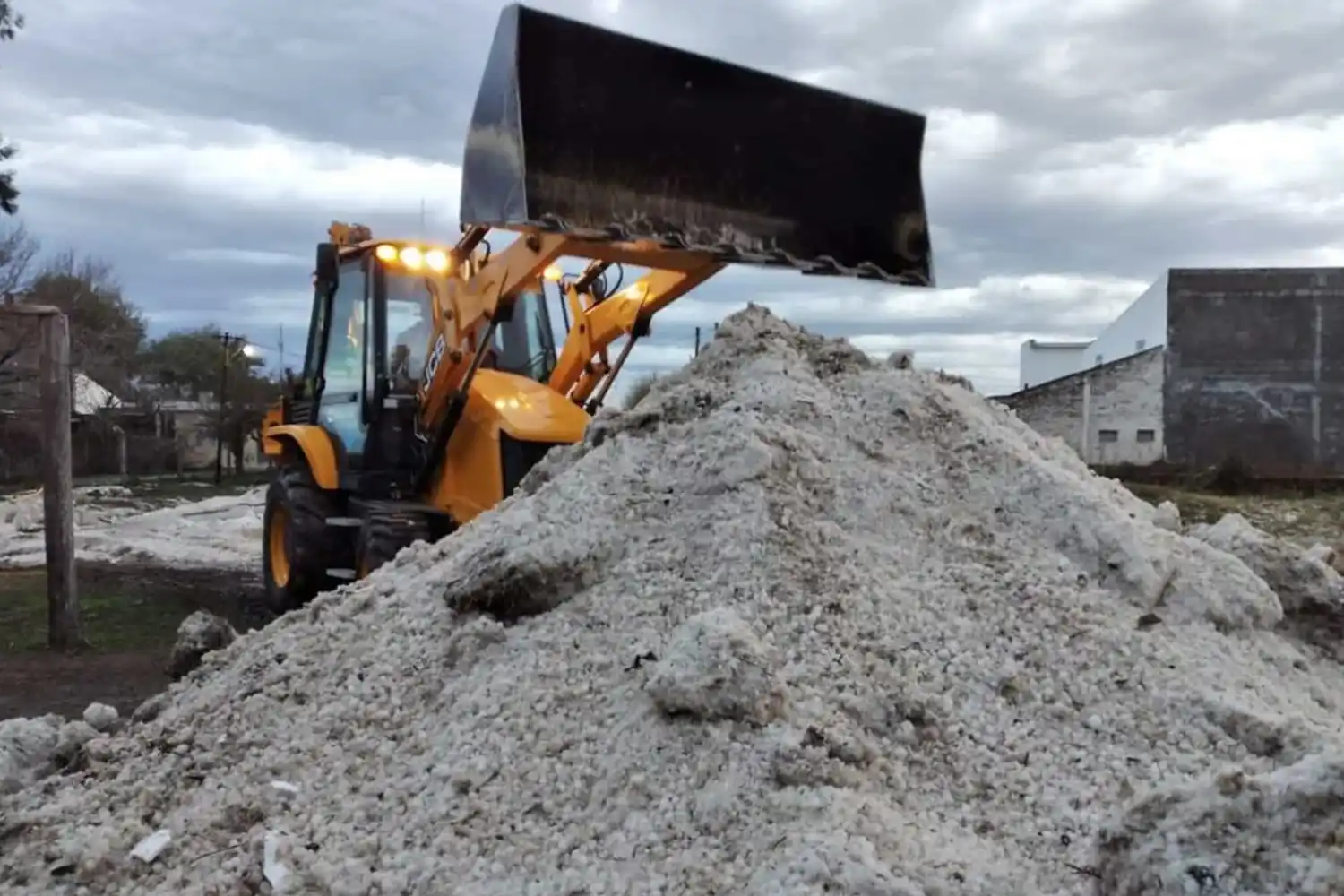 El gobierno entrerriano asiste a la localidad de Viale tras la abundante caída de granizo