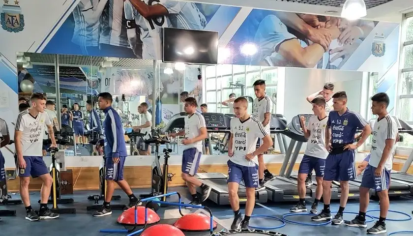 Con lluvia y sol, el Sub 20 se entrenó en doble jornada