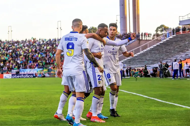 Dos goles de Villa para el primer triunfo de Boca