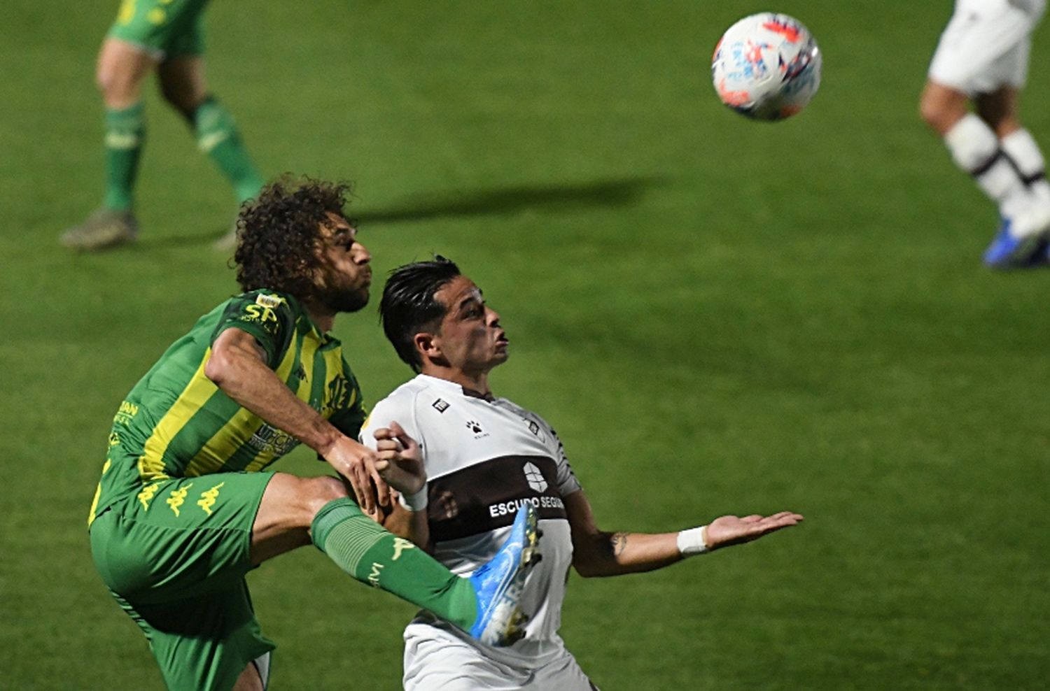 Aldosivi en un duelo clave por los promedios