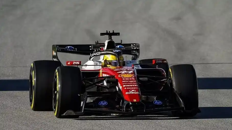 Lewis Hamilton abordo de su Ferrari en Barcelona