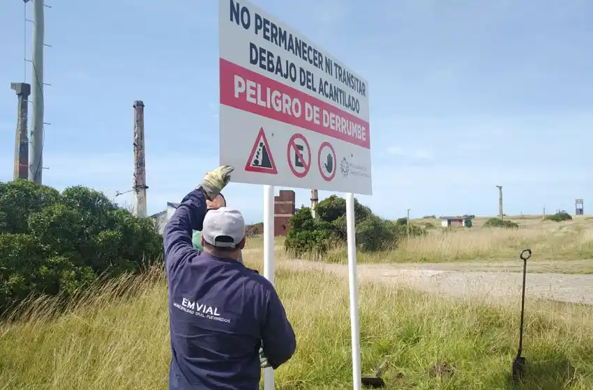 Colocaron carteles de prevención en los acantilados de la zona sur