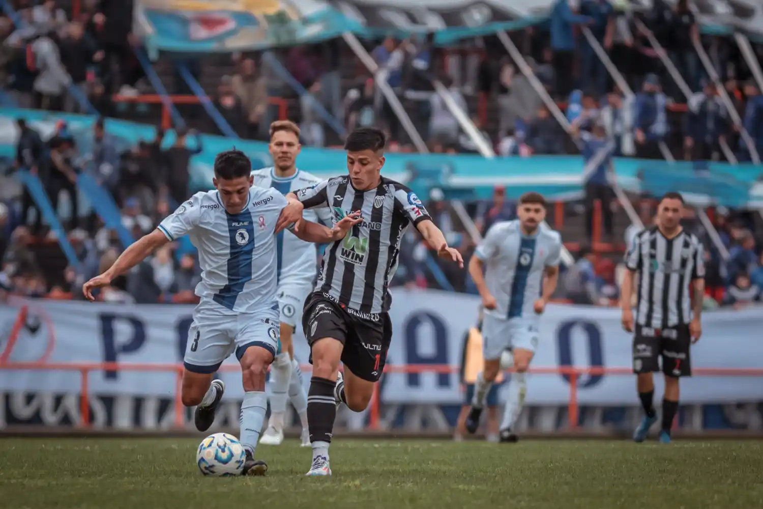 Franco Malagueño defendiendo la pelota del rival