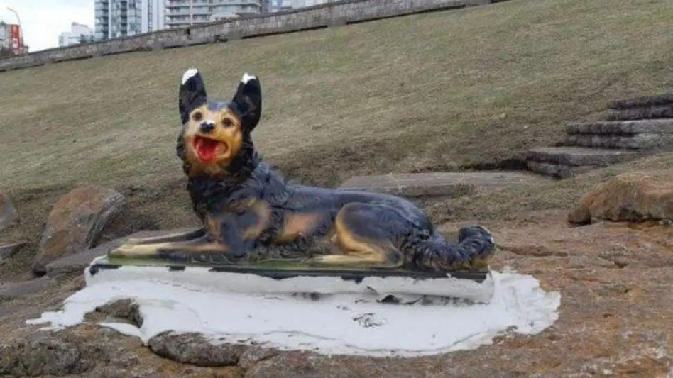 El misterio duró poco: Quitaron la estatua del perro que apareció en Playa Chica 