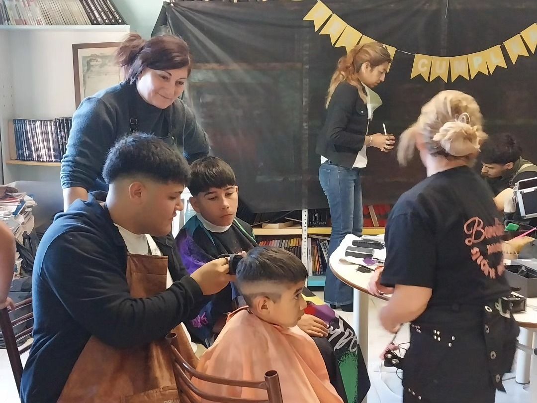 Desde la Comuna destacaron el aporte solidario de los peluqueros que se sumaron a la actividad.