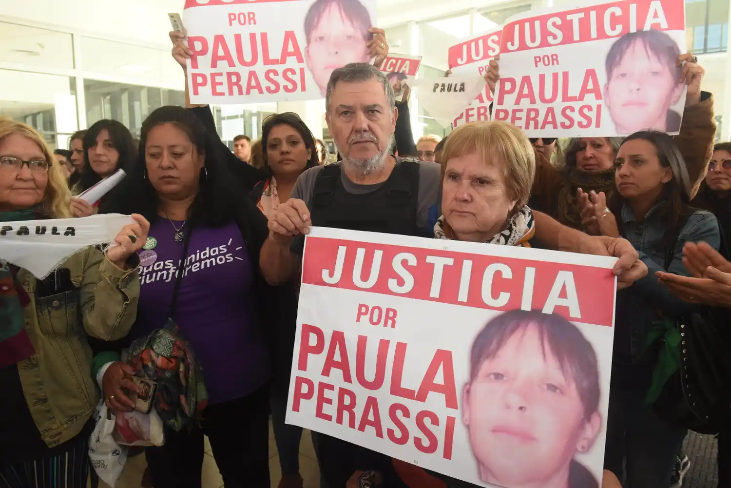 Distinguen a los padres de Paula Perassi en el Concejo de Rosario