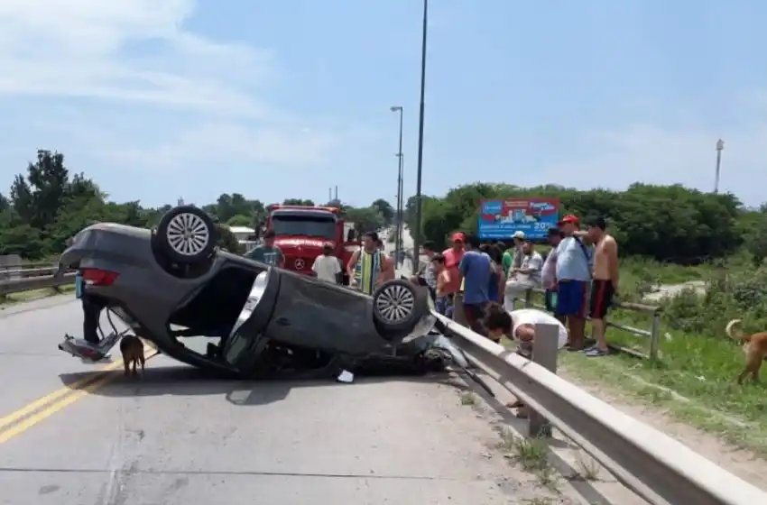 Impactante choque en el puente Sorrento: un auto impactó con un camión y volcó