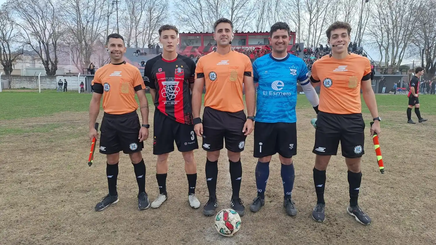 FOTO LIGA TANDILENSE DE FÚTBOL Marmouget y Seren, capitanes de Independiente y Gimnasia, con los árbitros. El rojinegro visitará a Velense y el albiazul será local ante Deportivo Tandil.