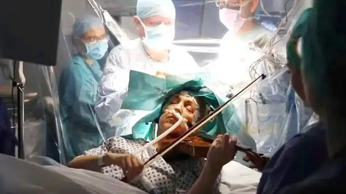 Una mujer toca el violín mientras le extirpan un tumor en el cerebro