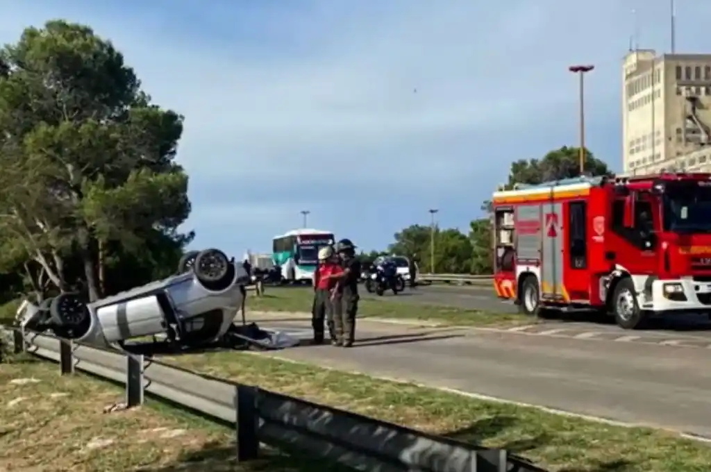 Vuelco fatal en la Avenida de la Constitución: un muerto y dos heridos