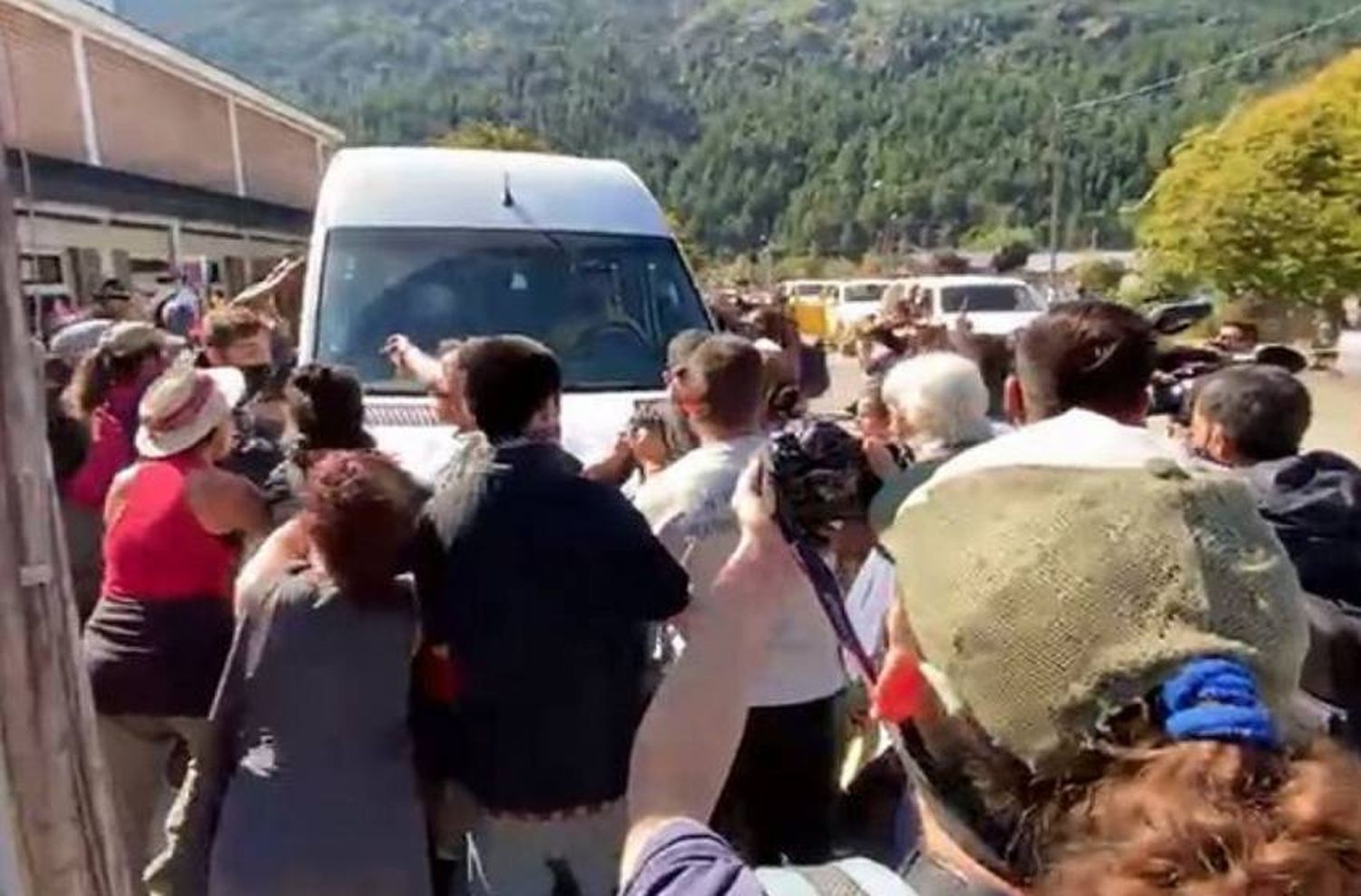 Video: atacaron la camioneta que transportaba a Alberto Fernández en su visita a Chubut