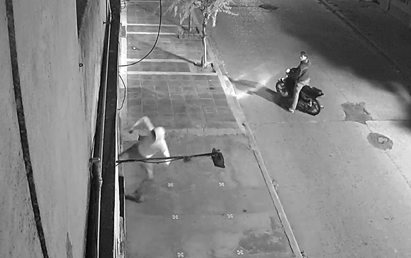 [VIDEO] En  moto, patearon una puerta de una casa en el centro: preocupación entre los vecinos