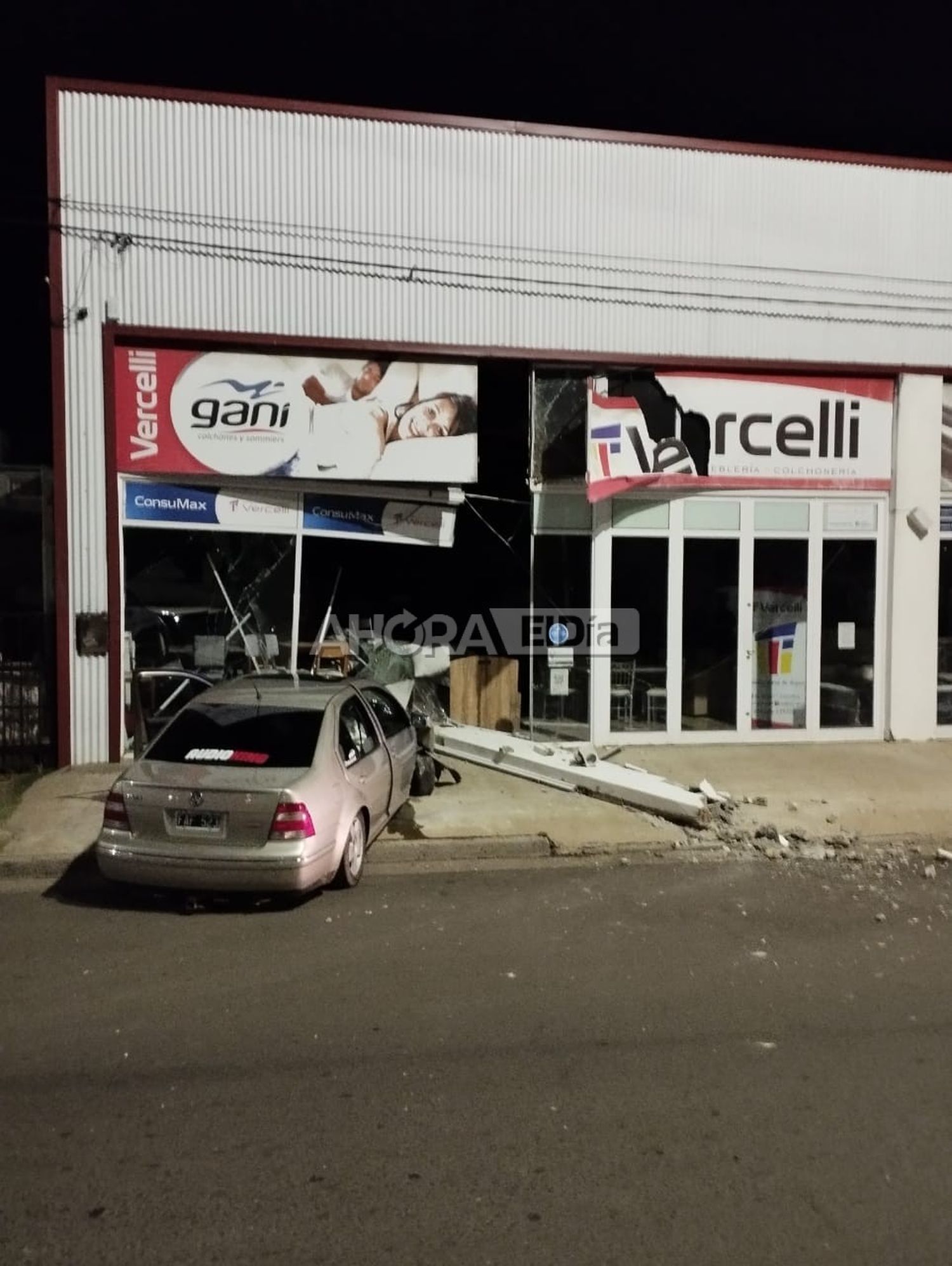 En plena madrugada un auto se incrustó en una mueblería de Avenida Parque