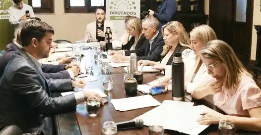 Autoridades del gobierno defendieron el ordenamiento del marco legal para concesiones públicas