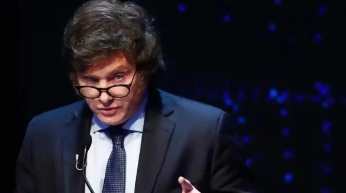 Mientras Argentina convulsiona, Milei afirma que lo tendrán que «sacar muerto» de la Casa Rosada