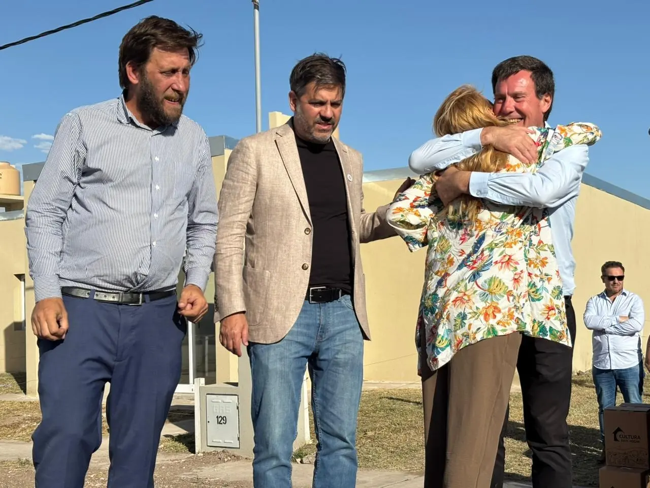 Emotivo abrazo entre una vecina que recibe las llaves de su casa, y el intendente Juan Carlos Chalde. Al lado, acompañan Carlos Bianco y Diego Menéndez