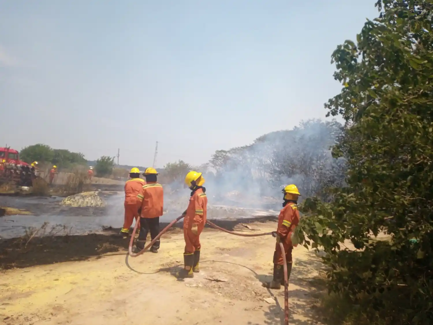 Cinco unidades de bomberos sofocaron un incendio en callejón Arcor