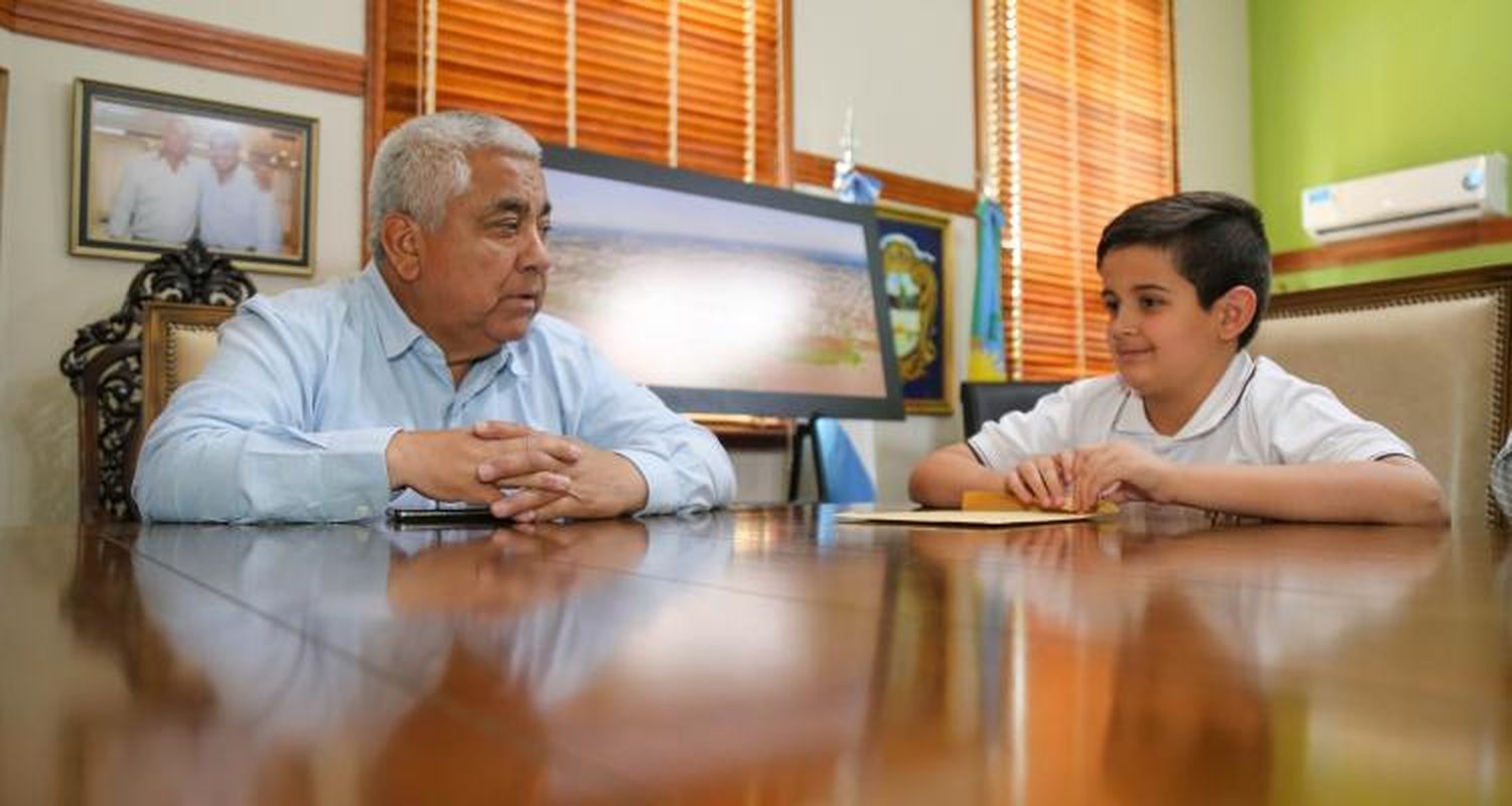 Con una carta, un niño le pidió a Cecilio Salazar que construya una cancha de básquet pública y lo recibió en su despacho