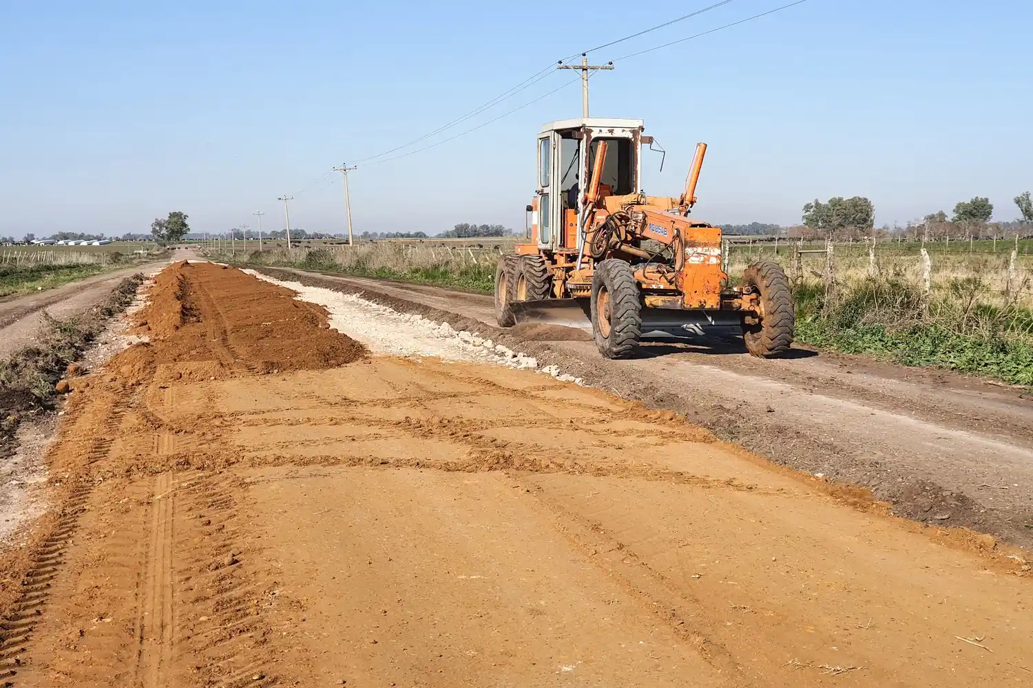 Trabajan en el mejoramiento de caminos en el departamento