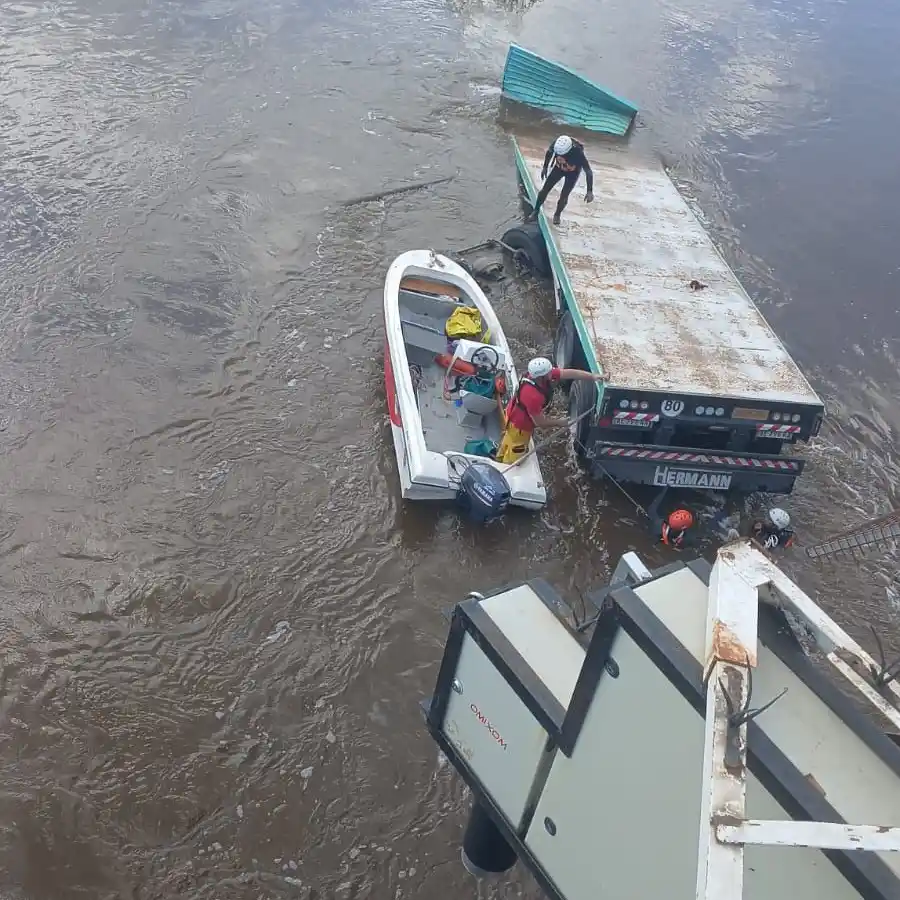 Encontraron sin vida al conductor del camión que cayó al arroyo Tortugas en la autopista a Córdoba