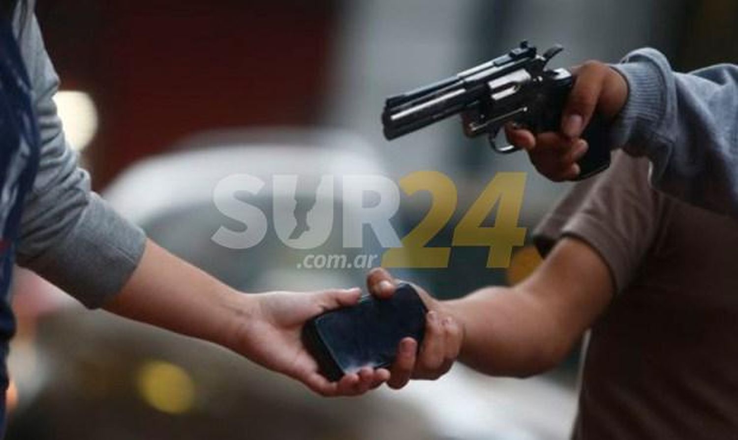 Le roban el celular a una pareja y luego le disparan con un revolver