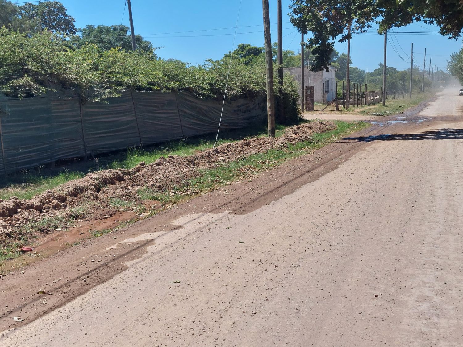 Los daños implicaron la acumulación de agua en unos 200 metros de calle Rojas.