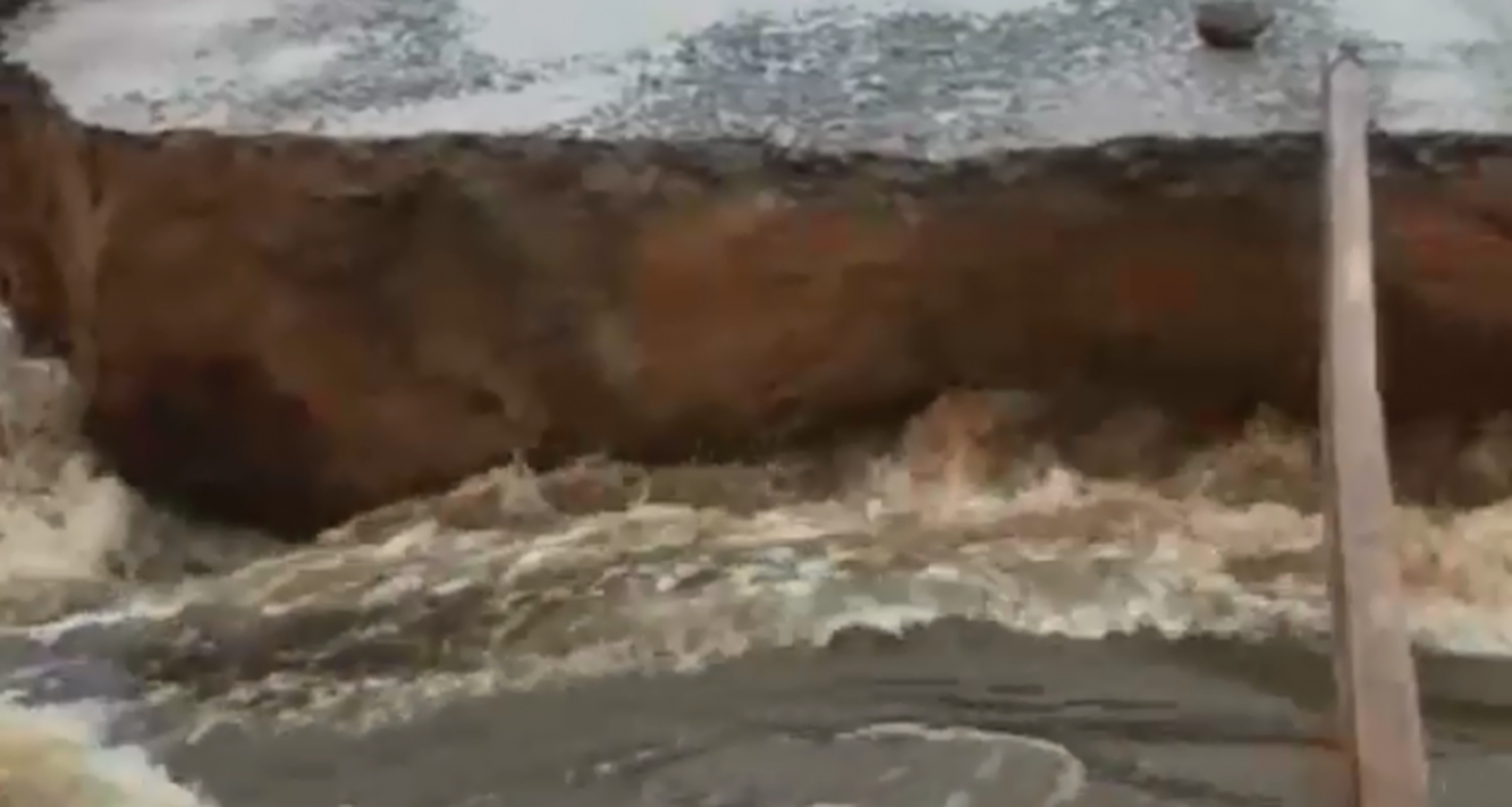 Por la lluvia, se derrumbó un puente en la ruta 41