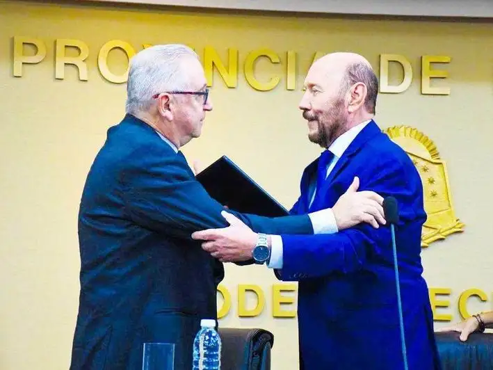 Insfrán tomó juramento al nuevo 
ministro de Desarrollo Humano