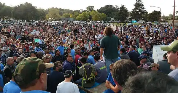 Despidos en Loma Negra Barker: Se paralizó todo el pueblo como protesta contra la empresa y dictaron el alerta social