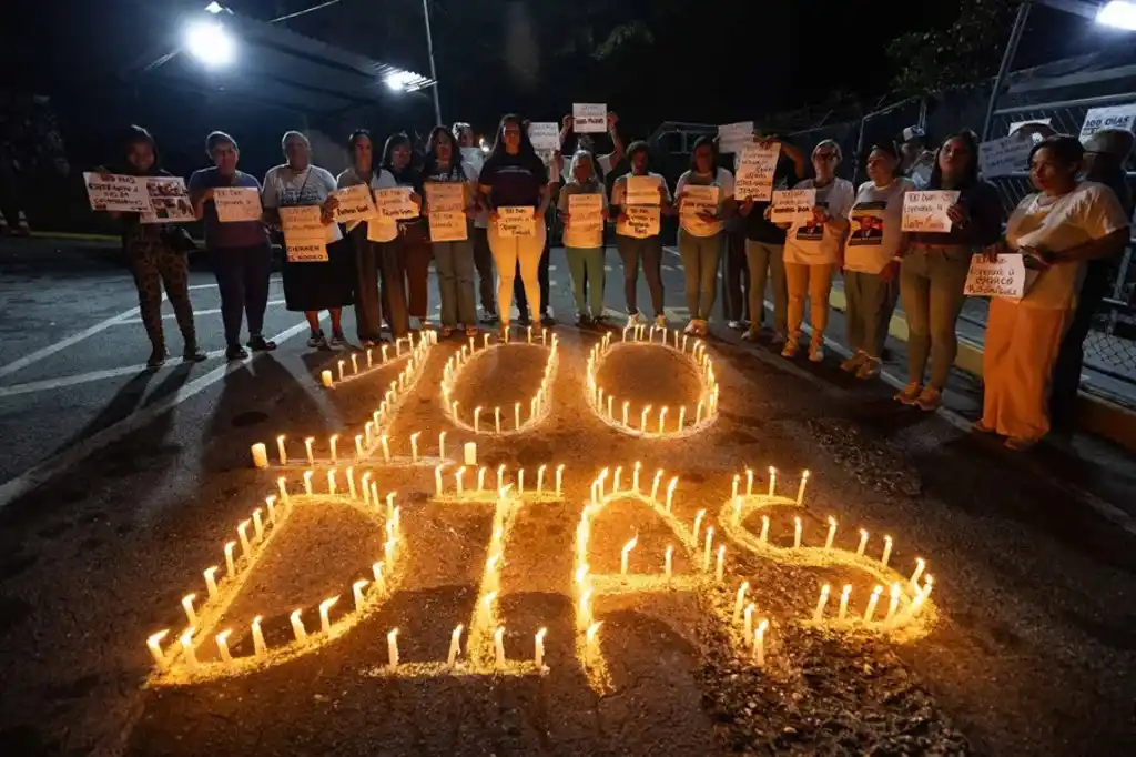 Vigilia afuera de la cárcel El Rodeo en Venezuela. EFE